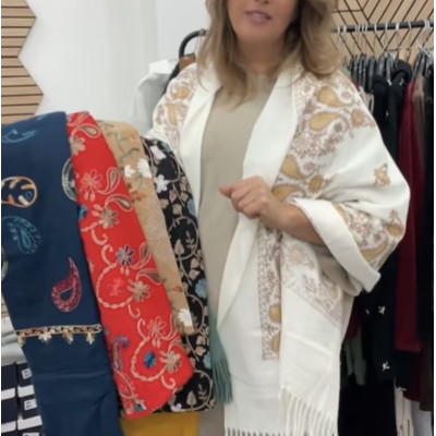 Écharpe brodée 49€    DESTOCKAGE:10€       3 pour 25€