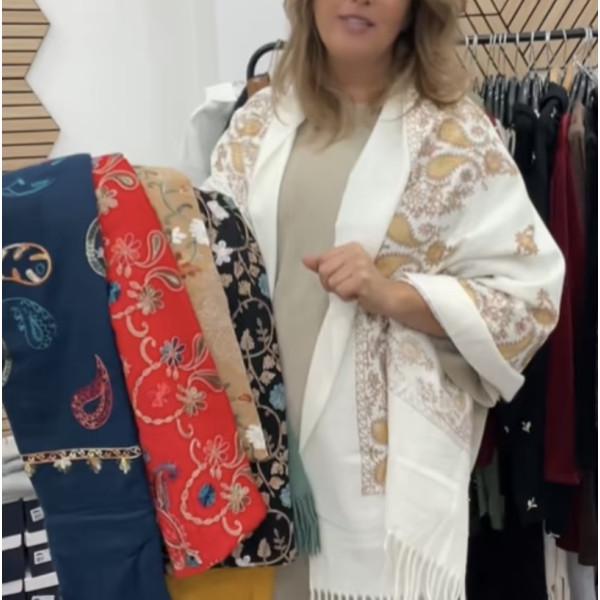 Écharpe brodée 49€    DESTOCKAGE:10€       3 pour 25€