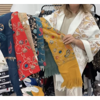 Écharpe brodée 49€    DESTOCKAGE:10€       3 pour 25€