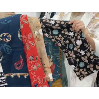 Écharpe brodée 49€    DESTOCKAGE:10€       3 pour 25€
