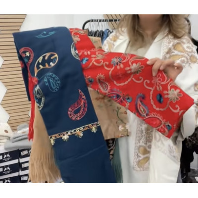 Écharpe brodée 49€    DESTOCKAGE:10€       3 pour 25€