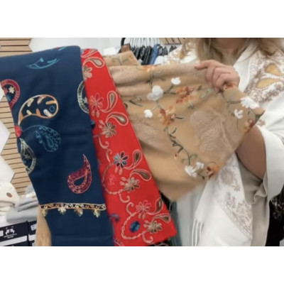 Écharpe brodée 49€    DESTOCKAGE:10€       3 pour 25€