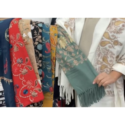 Écharpe brodée 49€    DESTOCKAGE:10€       3 pour 25€